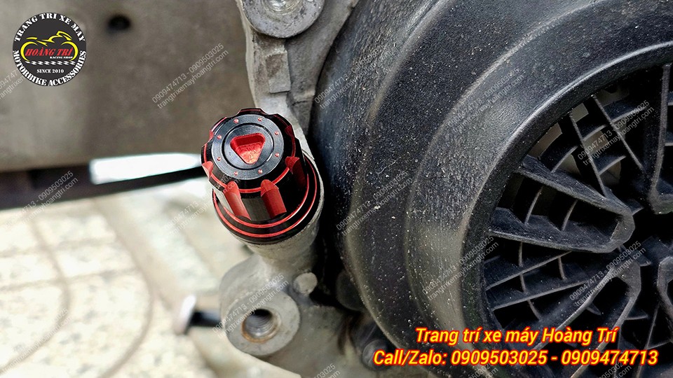 Anh khách chọn phiên bản màu đỏ để đồng bộ màu xe