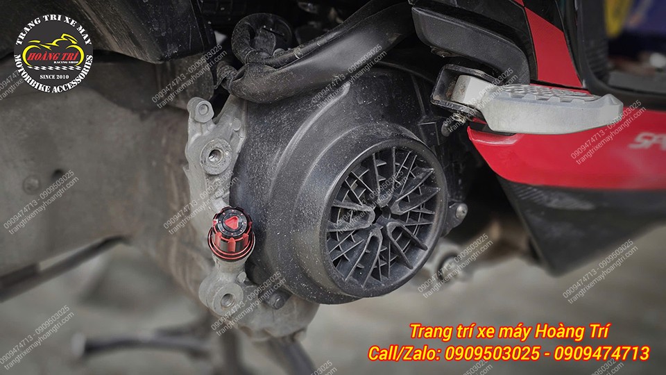 Trong ảnh là chiếc Scoopy đỏ lắp ty thăm nhớt CR nhôm CNC màu đỏ