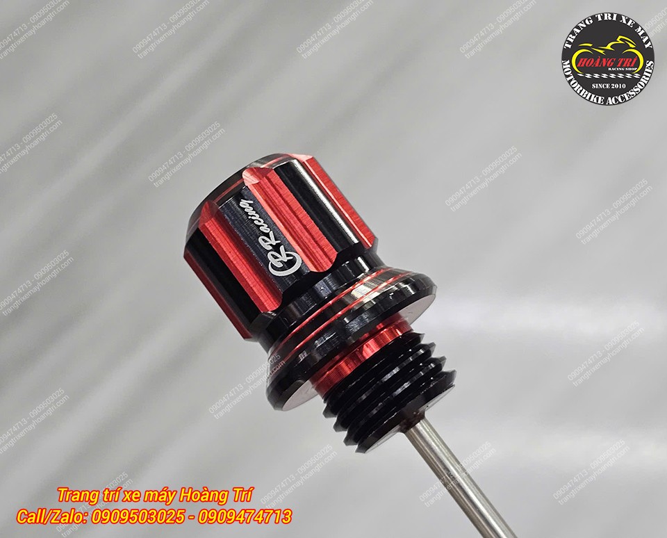 Trên đầu ty thăm nhớt sản phẩm có in logo CR Racing màu trắng rõ nét