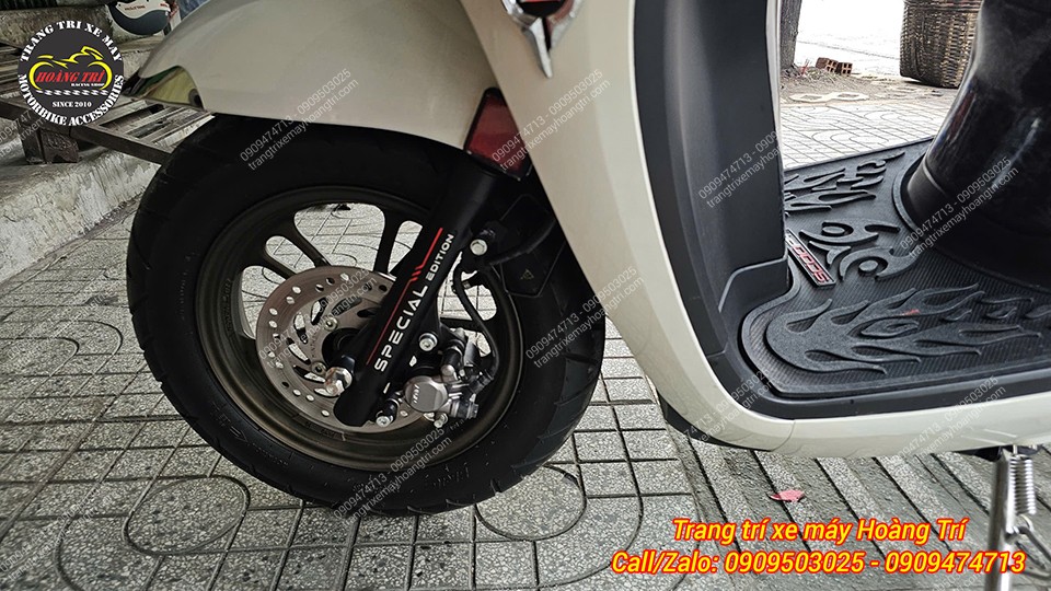 Chi tiết phuộc zin trên Scoopy mang phong cách thiết kế đơn giản