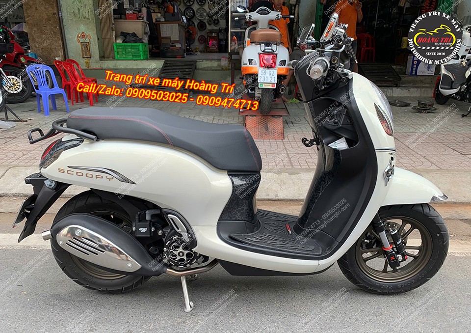 Toàn cảnh bên phải xe Scoopy với cặp phuộc trước upside down Kingham mới