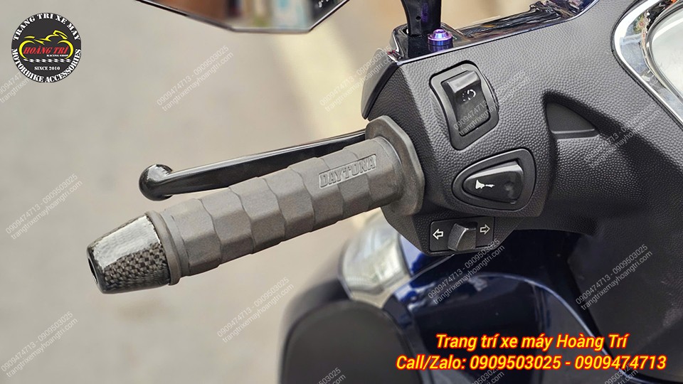 Chiếc Sh Mode được nâng cấp bao tay Daytona với chất liệu mềm mại, bám chắc tay lái