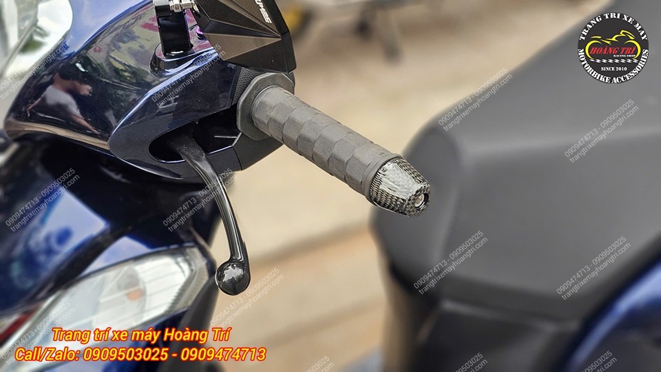 Theo đó là gù tay lái carbon, tạo điểm nhấn nổi bật cho phần tay lái