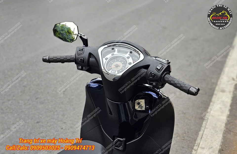 Góc nhìn từ phía sau tay lái cho thấy sự đồng bộ từ combo bao tay Daytona và gù tay lái carbon