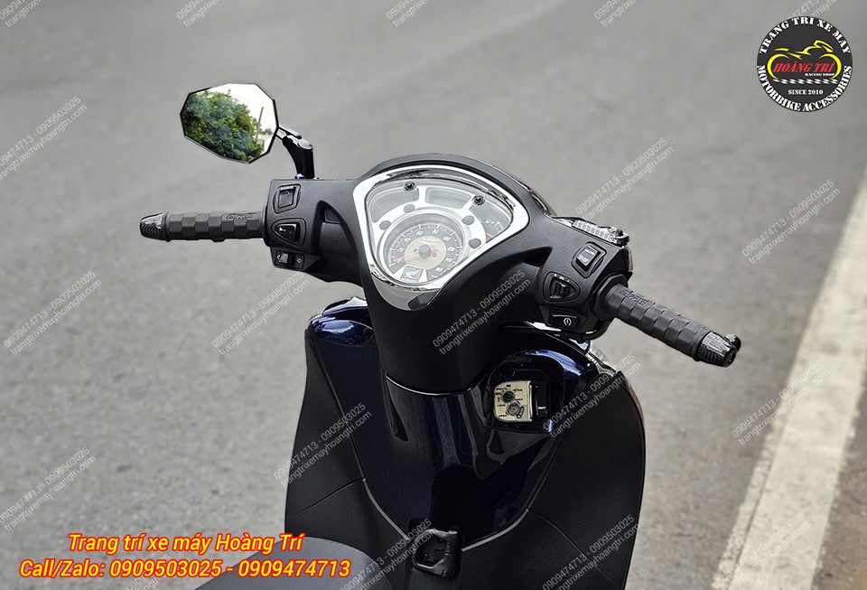 Ngoài kính hậu kiểu, anh khách còn chọn thêm combo bao tay và gù tay lái