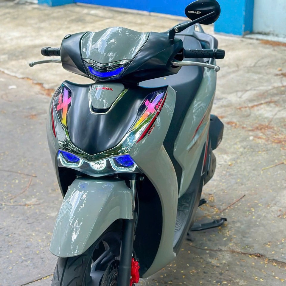 Chỉ với một chạm, bạn có thể đổi màu bi cầu, tạo sự đồng bộ với đèn LED Audi
