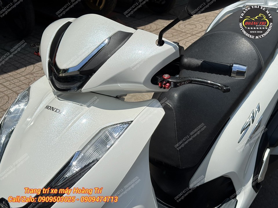 Tay thắng CRG carbon nhấn màu đỏ nhẹ làm nổi bật phần đầu xe SH 350
