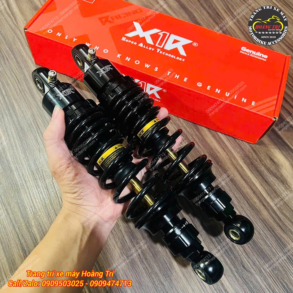Trên tay bản phuộc full đen, ti vàng, kết hợp tem gold nổi bật và bắt mắt
