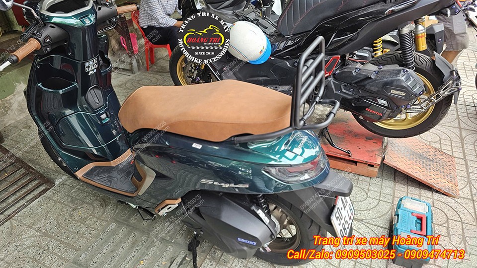 Vừa hoàn thiện việc lắp baga sau cho Stylo 160 màu xanh lá