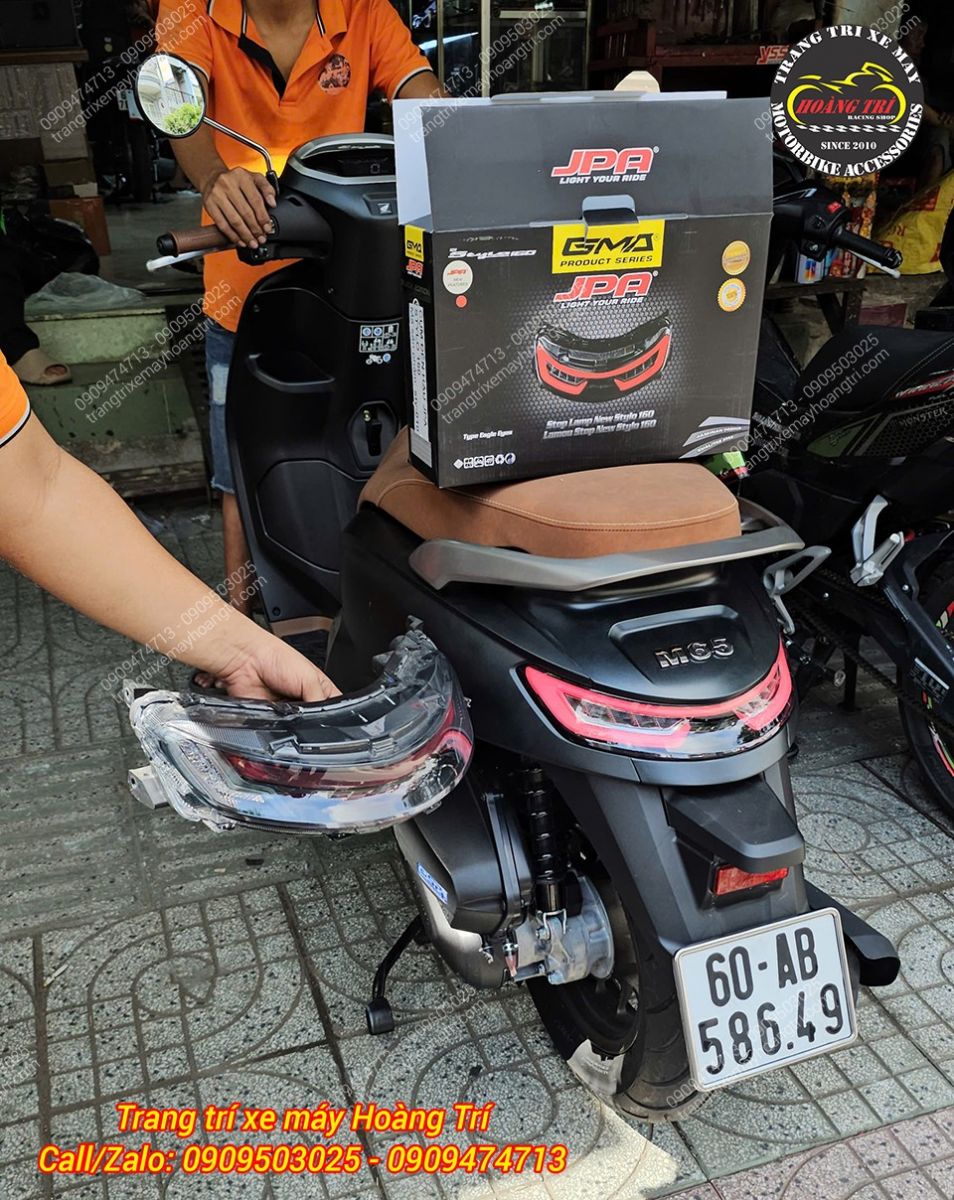 Trên tay cụm đèn hậu zin Stylo 160, còn trên xe là phiên bản JPA cao cấp hơn