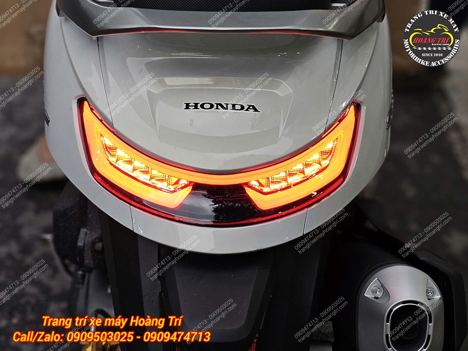 Khi phanh, ánh sáng LED tăng độ sáng và các bóng đèn bên trong cũng đồng loạt kích hoạt