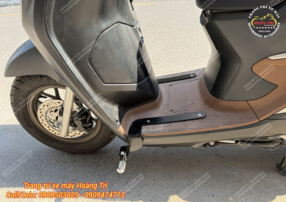 Vẫn giữ nguyên tính năng bật ra hoặc gập vào của gác chân phụ