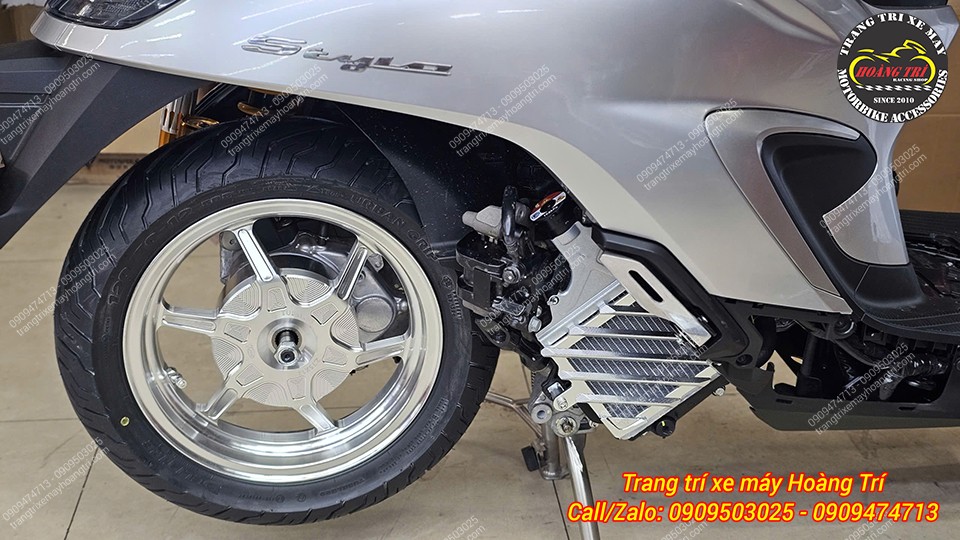 Thiết kế mâm nổi bật với màu crom sáng, tạo điểm nhấn cuốn hút