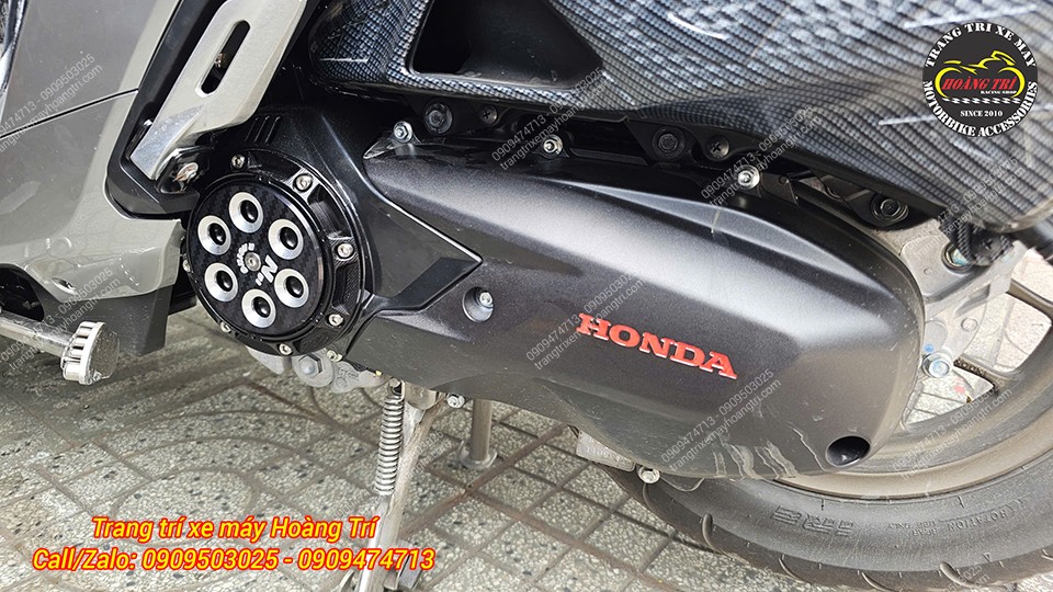 Chiếc Stylo 160 được trang bị thêm ốp lốc nồi xoay màu đen đến từ thương hiệu NUI Racing