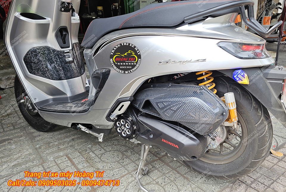 Dàn chân sau của xe được nâng cấp với phuộc sau Ohlins chính hãng