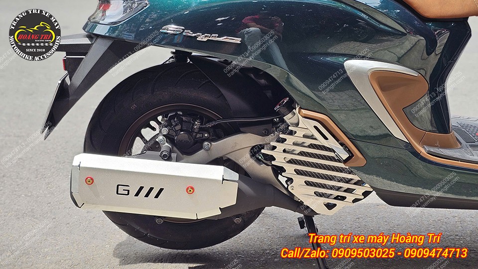 Anh khách kết hợp cùng ốp che két nước nhôm CNC màu bạc nổi bật