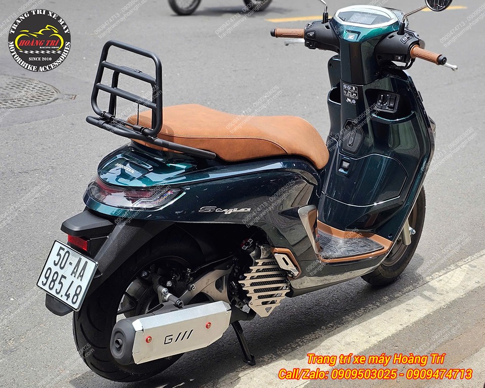 Ngoài ra, xe còn được lên đồ theo phong cách Vespa với baga sau kèm tựa lưng