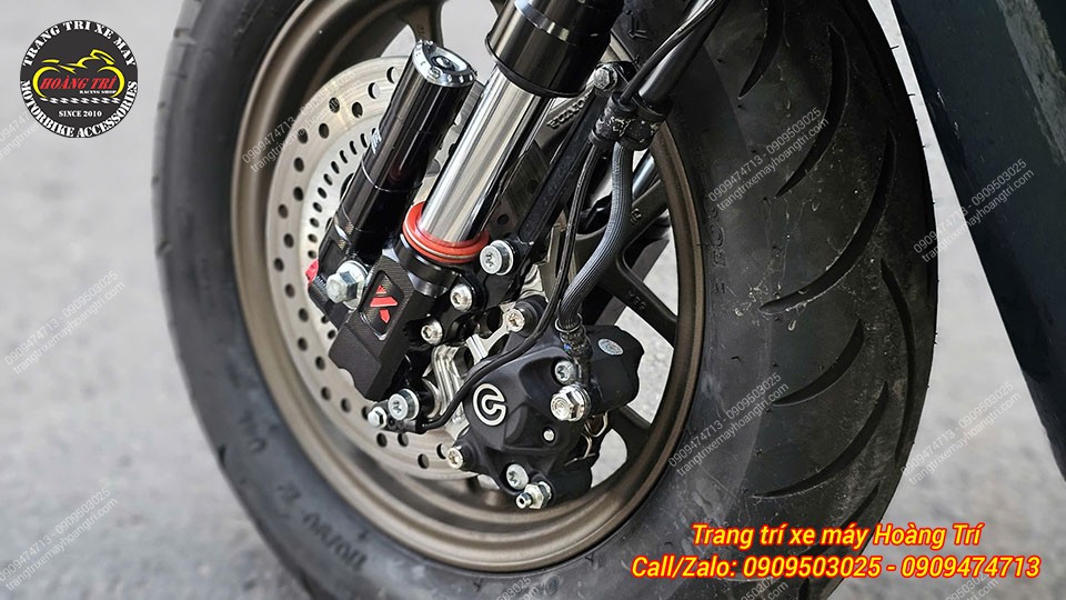 Đi kèm với phuộc Kingham là heo dầu Brembo chính hãng cực chất