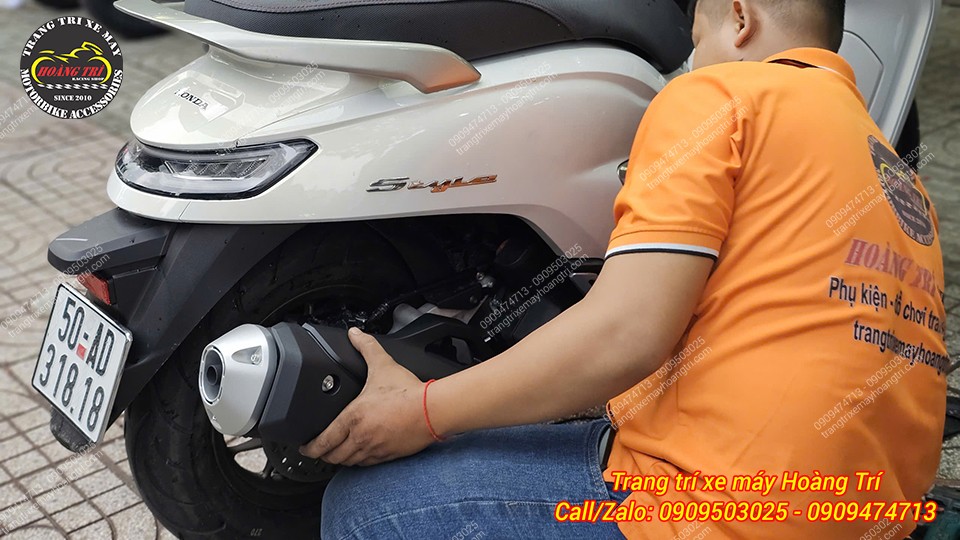 Nhân viên đang thực hiện công đoạn gắn pô Vario 160 lên Stylo 160