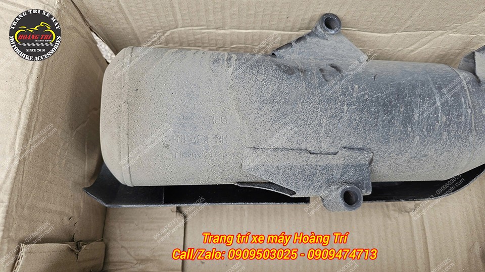 Phần mã số trên cây phuộc Stylo 160 bị che mờ do bùn đất