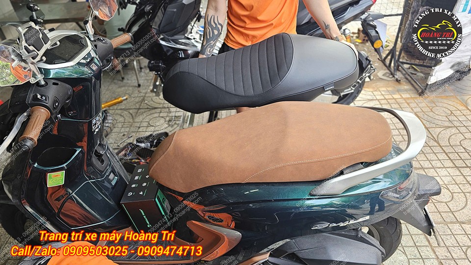 Khi đặt cạnh nhau, có thể dễ dàng nhận thấy sự khác biệt giữa yên zin và yên Solo sau khi hoàn thiện