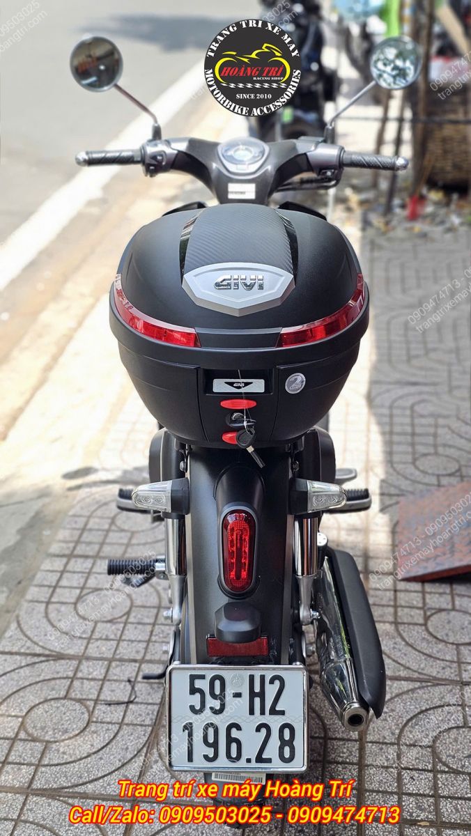 Hình chụp từ phía sau xe Super Cub kèm thùng Givi 270N