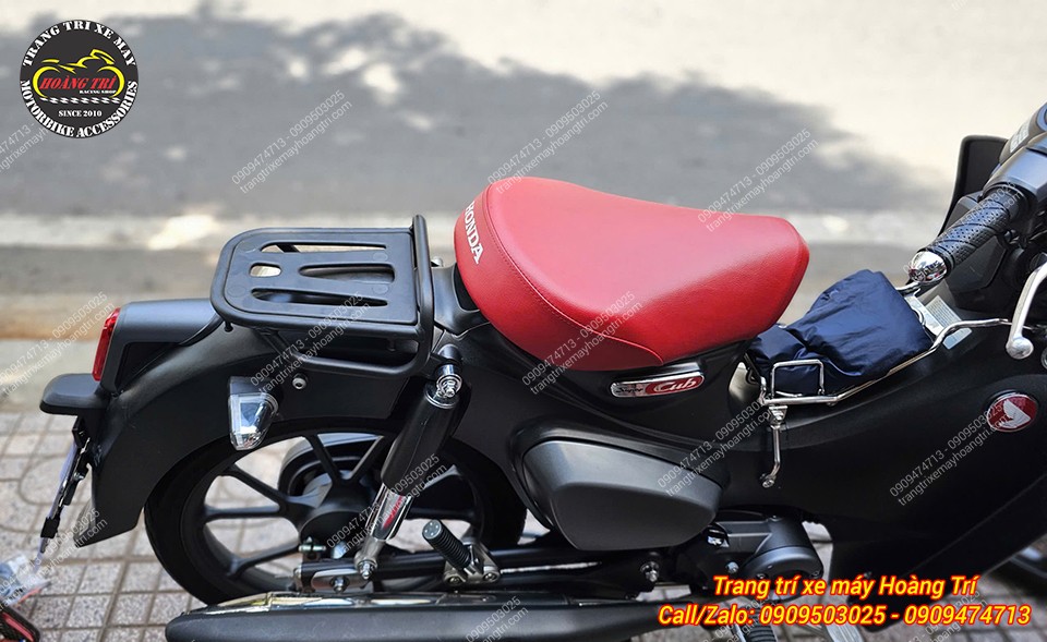 Nệm yên sau đã được gỡ để lộ phần baga chuẩn bị lắp thùng