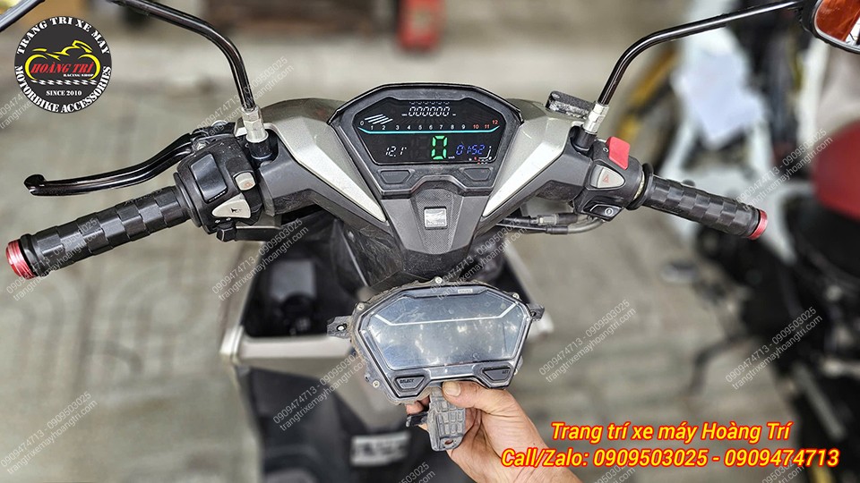Cụm đồng hồ nguyên bản đã được gỡ bỏ và thay bằng đồng hồ full LED LCD HQ hiện đại
