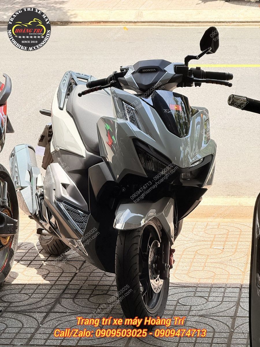 Chiếc Vario 160 vừa ghé Hoàng Trí Shop với màu xi măng chuẩn bị lên màu mới