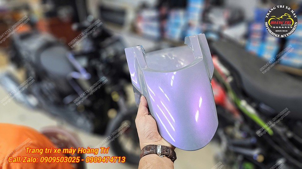 Trên tay là chi tiết mũi vè trước đã được phủ lớp decal đổi màu độc đáo