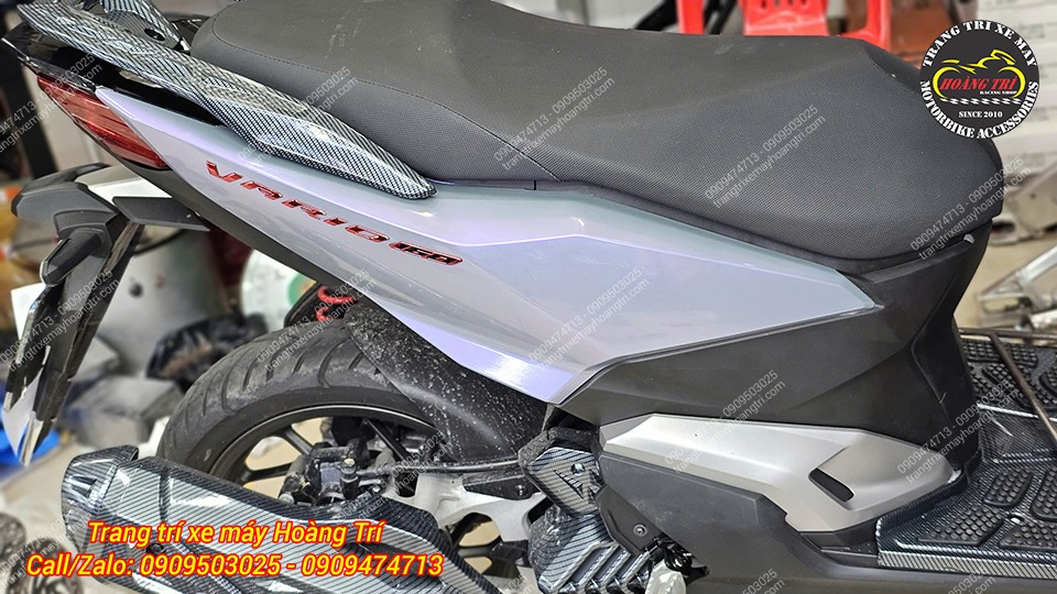 Phần sau xe cũng được dán decal 7 màu để thay đổi diện mạo