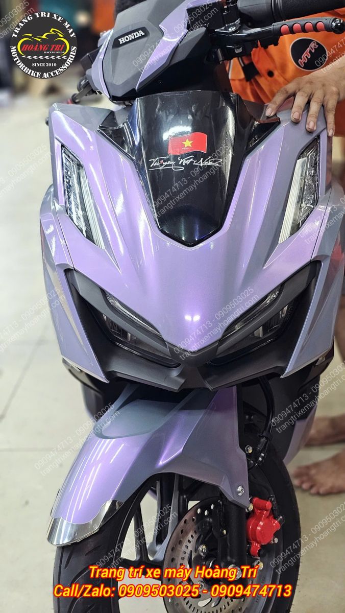 Khi có ánh sáng chiếu vào, decal tạo hiệu ứng đổi màu cuốn hút