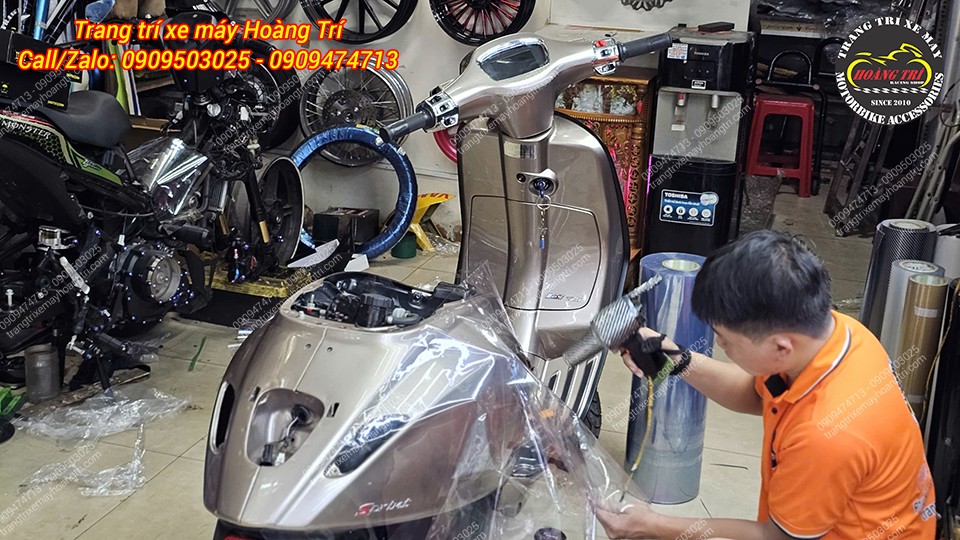 Hoàng Trí Shop hiện đang tiến hành dán keo bảo vệ cho xe Vespa TFT