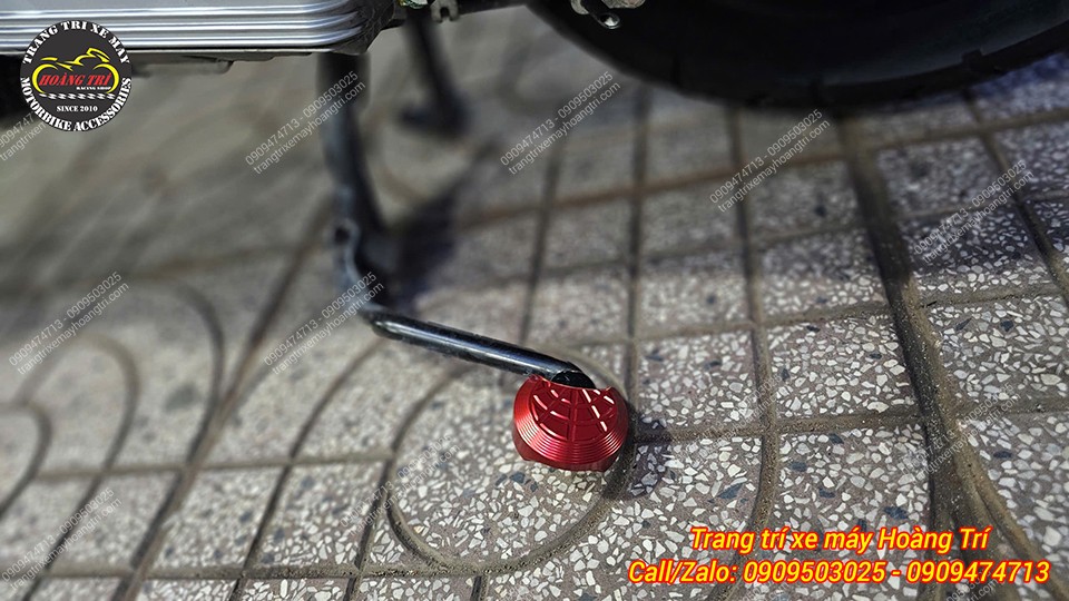 Phụ kiện đế chân chống đứng CNC màu đỏ nổi bật, tăng thêm điểm nhấn cho xe Vespa