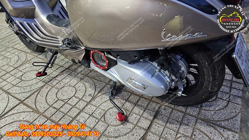 Ngoài ra, chủ xe còn trang bị thêm ốp lốc nồi trong suốt và đế chân chống nghiêng