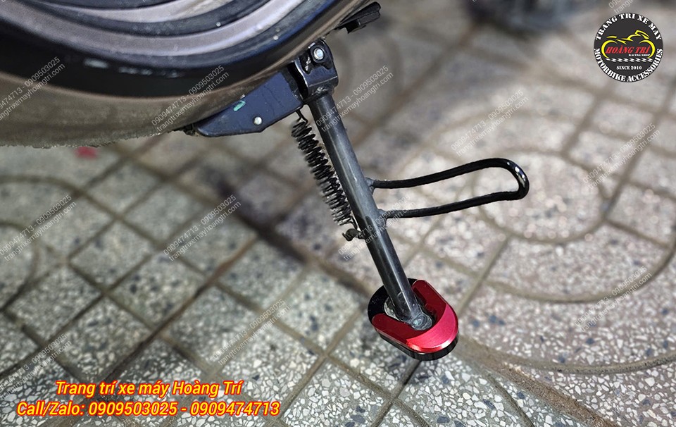 Trong ảnh là chiếc Vespa TFT đã nâng cấp với phụ kiện đế chân chống nhôm