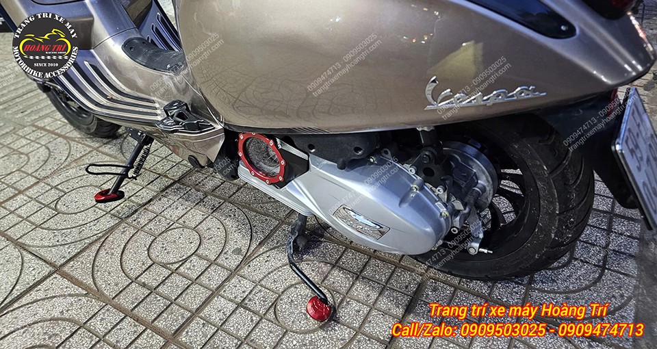 Ngoài ra, chủ xe còn gắn thêm ốp lốc nồi trong suốt và đế chân chống đứng nhôm