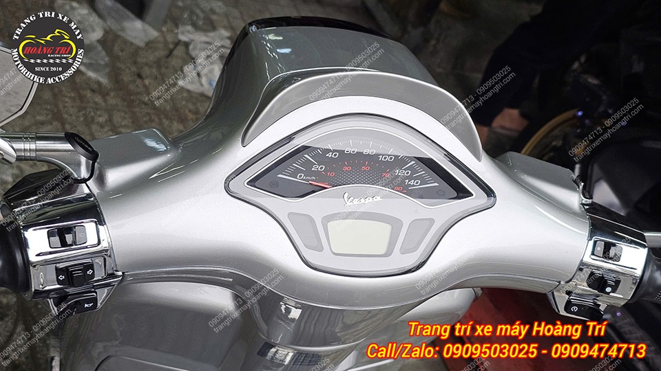 Một chiếc Vespa Sprint vừa đến Hoàng Trí Shop để lắp đặt đồng hồ Race Boy