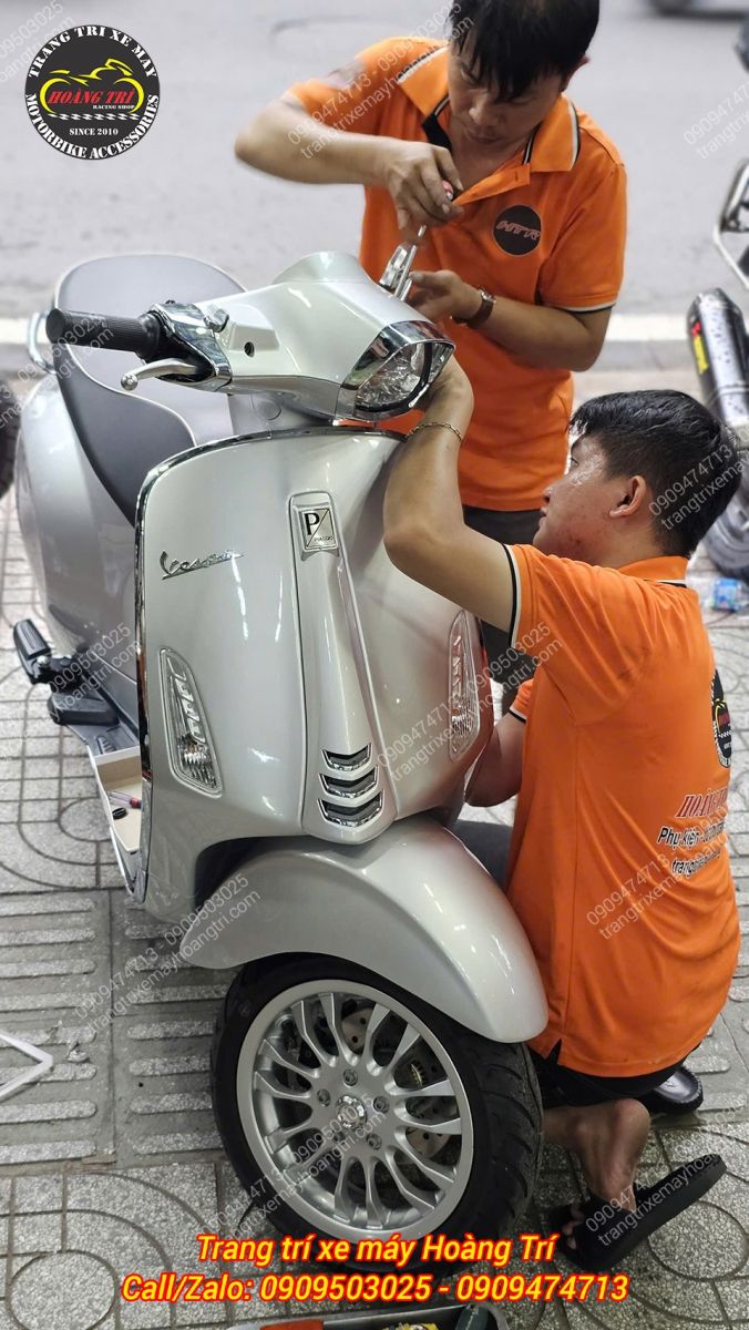 Kỹ thuật viên đang tiến hành tháo đồng hồ zin để lắp đồng hồ full LCD Race Boy