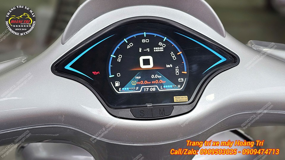 Chế độ nền tối với background đen cùng thông số hiển thị rõ ràng