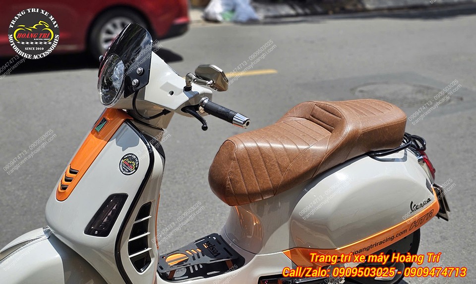 Sự kết hợp với các chi tiết màu cam trên xe tạo nên sự hài hòa đầy phong cách