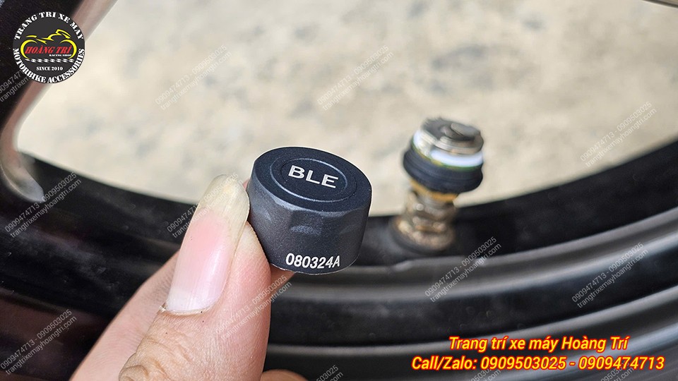 Cầm trên tay chiếc nắp cảm biến áp suất lốp, hỗ trợ chống nước hiệu quả khi đi dưới mưa