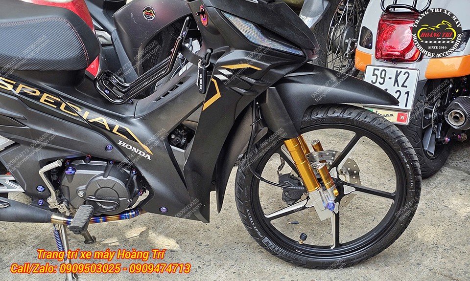 Bên cạnh đó, xe còn được anh chủ đầu tư thêm nhiều món đồ chơi chất lượng
