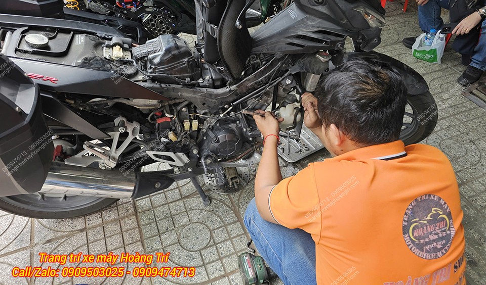 Nhân viên đang tiến hành lắp pát nhằm nâng cấp bộ chống đổ sườn cho Winner V1