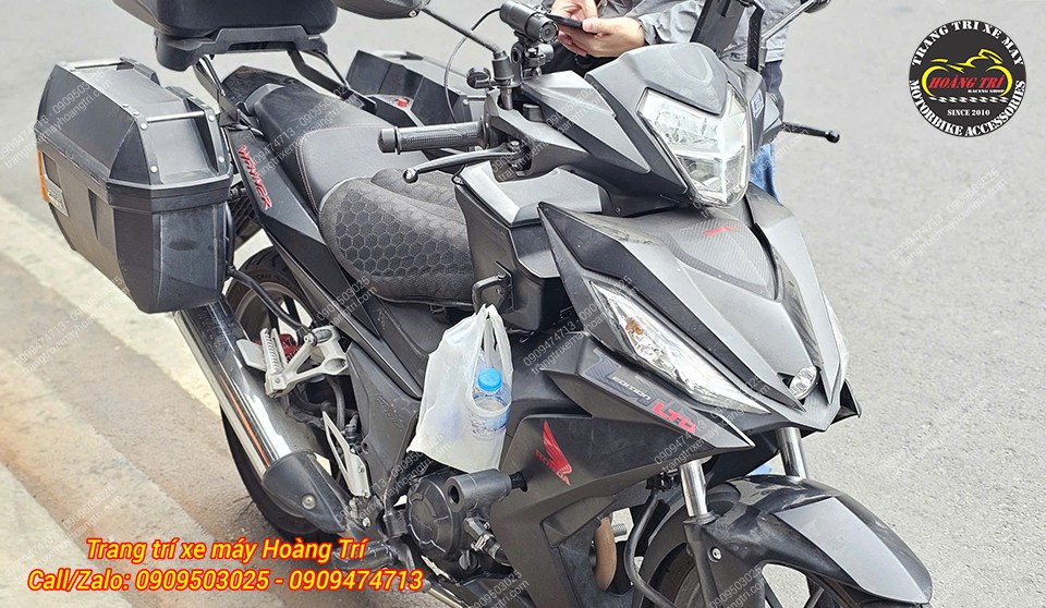 Chiếc Winner V1 màu đen điểm thêm đỏ tạo nên tổng thể nổi bật