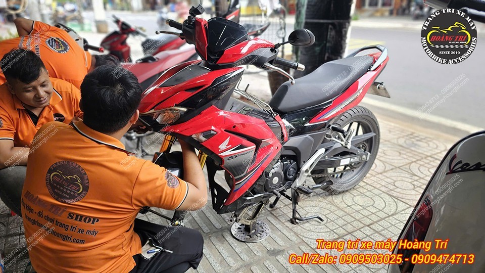 Nhân viên kỹ thuật đang tiến hành thay thế phuộc zin bằng phuộc trước Asiro