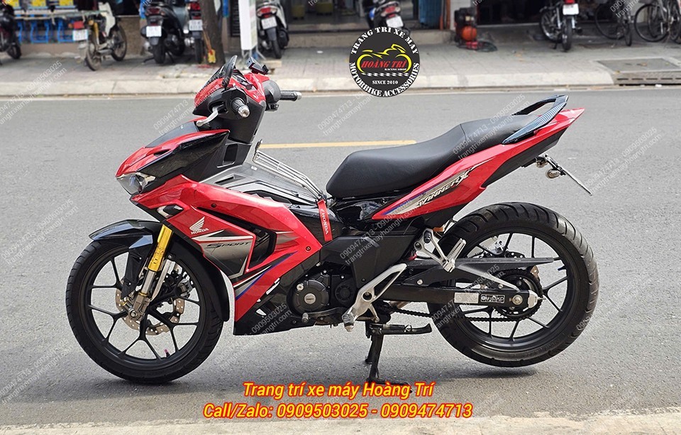 Quan sát kỹ sẽ thấy phần vè sau đã được loại bỏ, thay vào đó là pát biển số thể thao