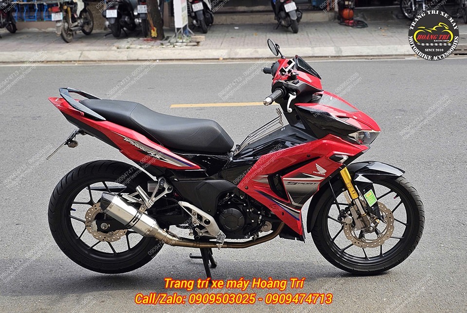 Dàn chân sau trở nên ấn tượng hơn nhờ sự xuất hiện của cây pô bạc đầy mạnh mẽ