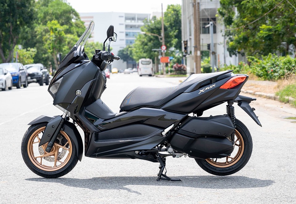 Hình ảnh XMAX 300 chưa lên gác chân phụ HTR