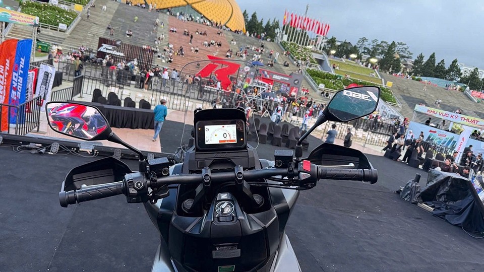 Đồng hồ xe được đưa lên vị trí cao hơn dễ dàng quan sát hơn